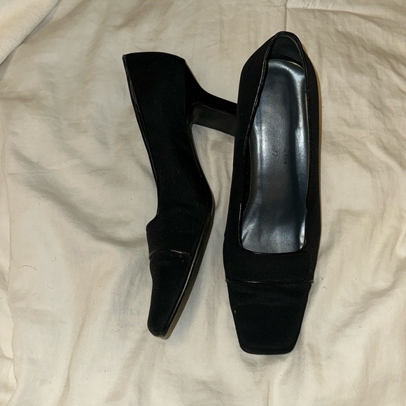 Women’s 7 Black Heels - Picture 1 of 4